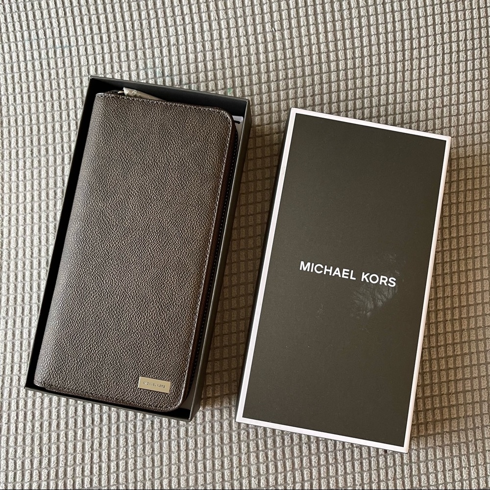 Michael Kors Jet Set Mens Tech Zip Around Wallet